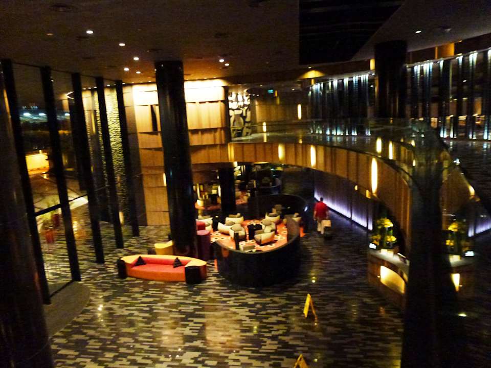 Beeindruckende Lobby Hotel Crowne Plaza Changi Airport