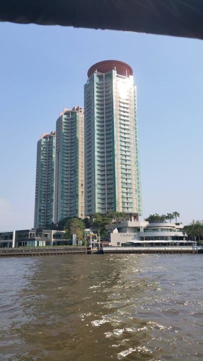 Das Hotel (nur der erste Turm) vom Chao Phraya aus Chatrium Hotel Riverside Bangkok