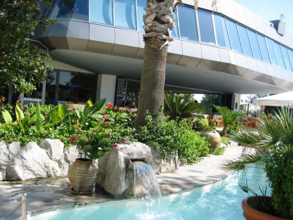 Wasserlauf vor Snackbar Hotel Calypso Beach