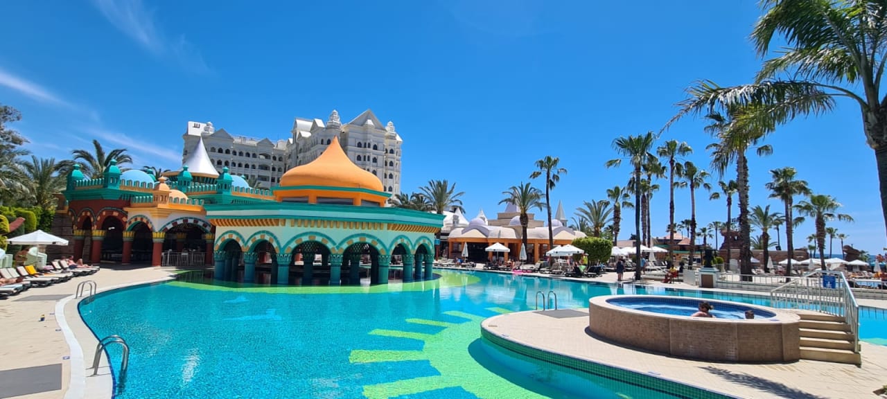 Pool Kamelya Aishen Club