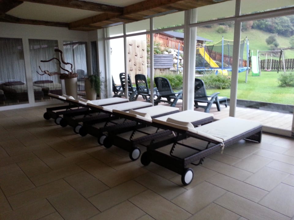 Vom Poolbereich zum Garten Berghotel Ratschings