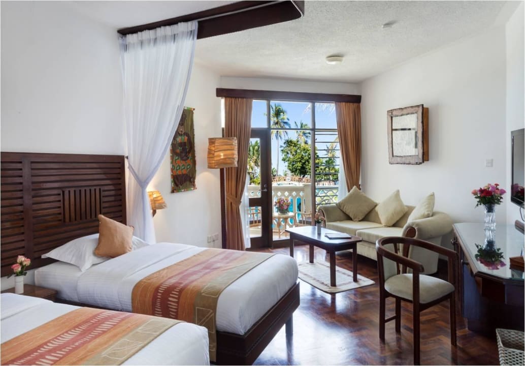 Amani Deluxe Room Twin - Overlooking pool Resort Amani Tiwi Beach