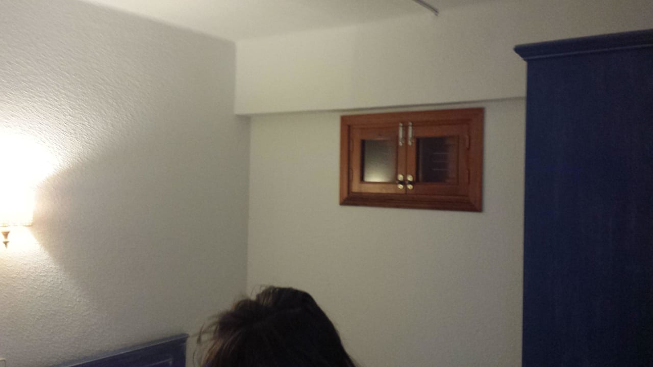 Schlafzimmer mit Fenster zum Flur Mar Hotels Alcanada