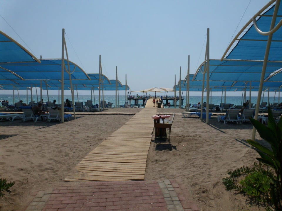 Holzsteg am Strand Seaden Sea World Resort & Spa