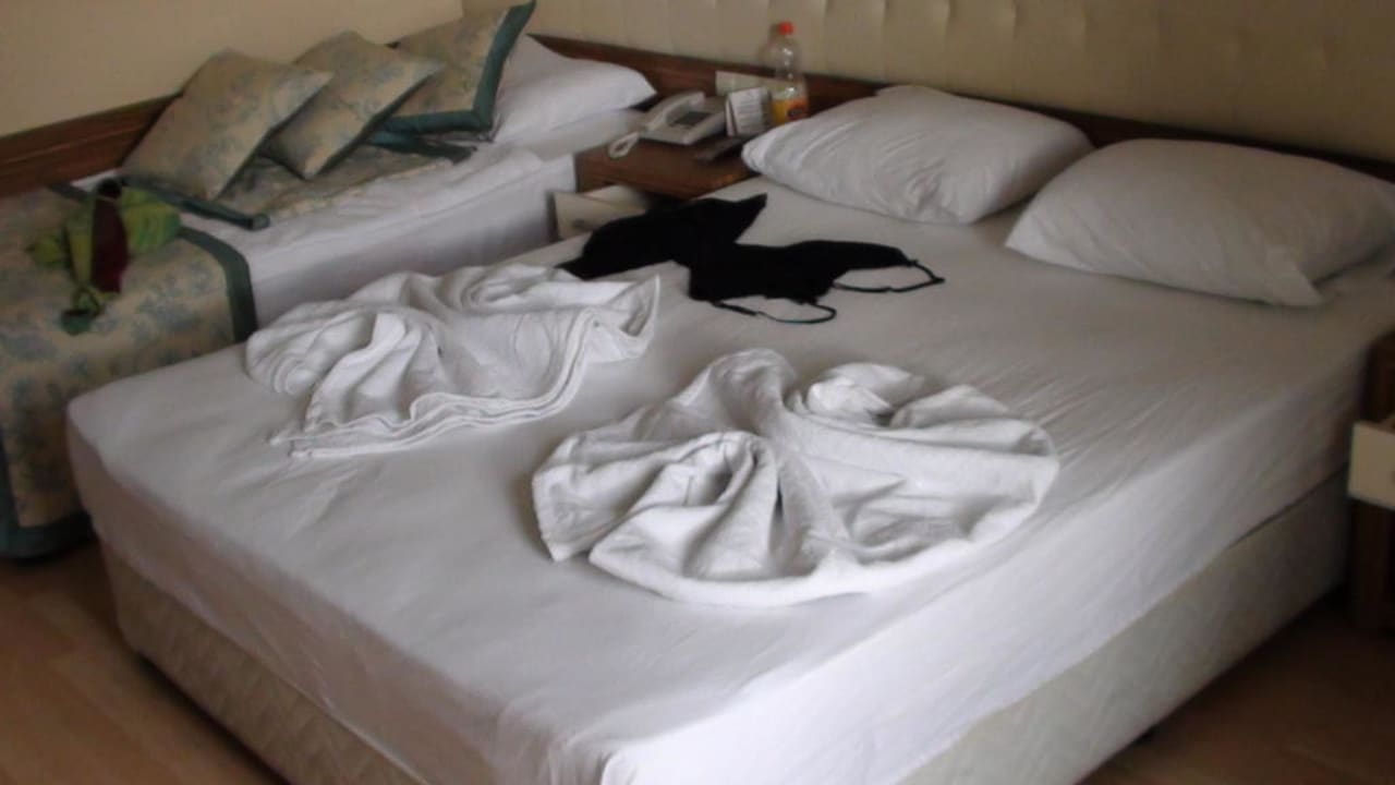 Deko auf dem Bett Blue Diamond Alya