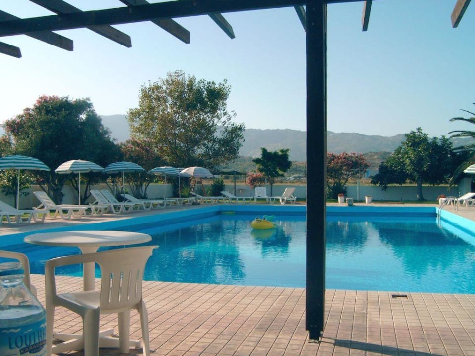Pool mit Blick auf Bergpanorama Hotel Hermes