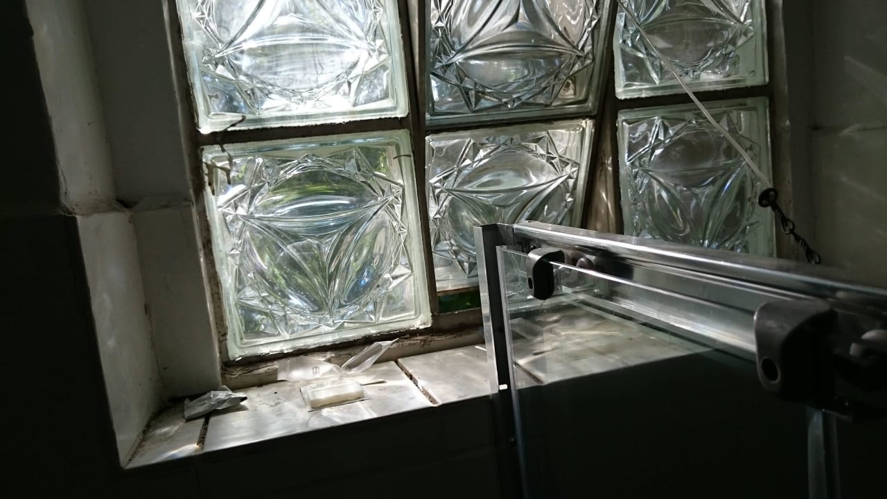 Badezimmer: Müll von vorherigen Gästen Conference Hotel Frankfurt