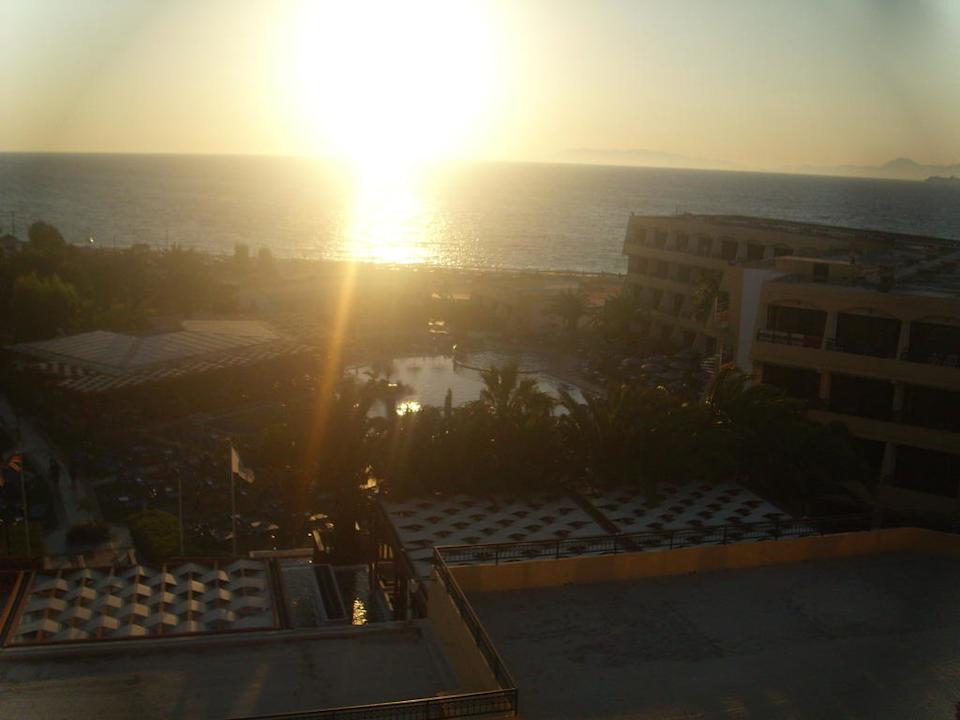 Blick vom öffentl. Balkon auf den Strand & Pool Sol Cosmopolitan Rhodes