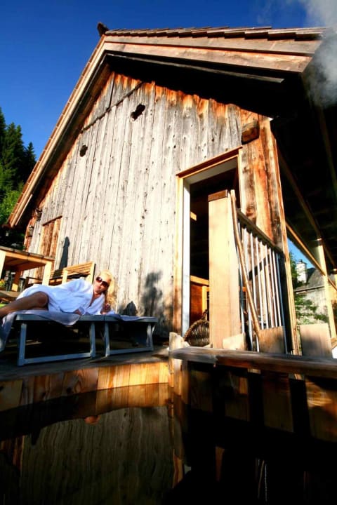 Blondine auf der Terrasse vor dem HotPot LUXGUT - OLIVIA