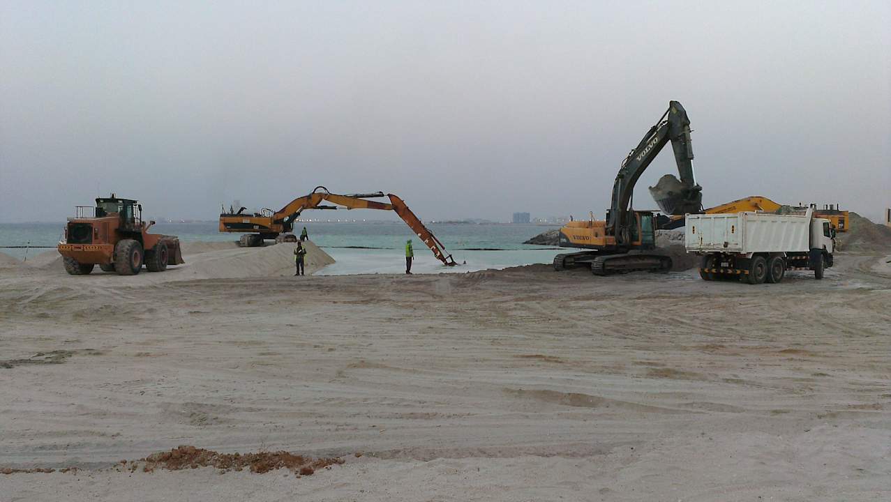 Man meint, die kommen nicht voran.. DoubleTree by Hilton Resort & Spa Marjan Island