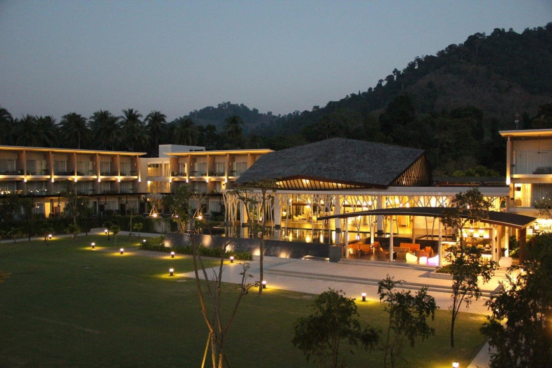 Blick vom Balkon am Abend The Sands Khao Lak by Katathani