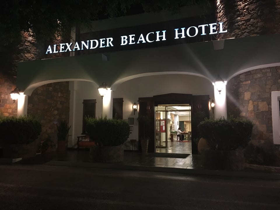 Eingang Alexander Beach Hotel & Village Resort
