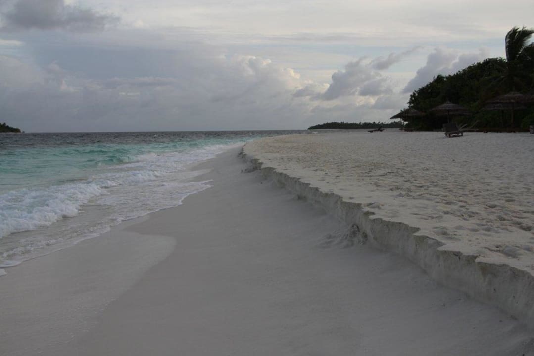 Wegen der starken Wellen wurde der Strand immer sc NH Collection Maldives Reethi Resort