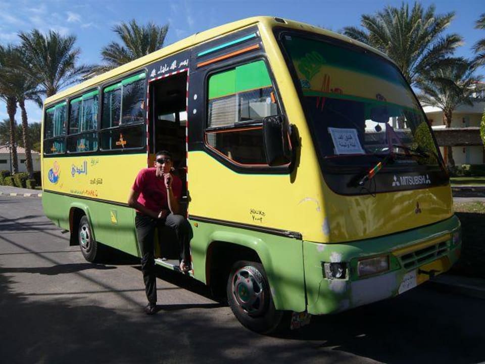 Busshuttle vom Hotel zum Strand Pickalbatros Alf Leila Wa Leila Resort - Neverland Hurghada