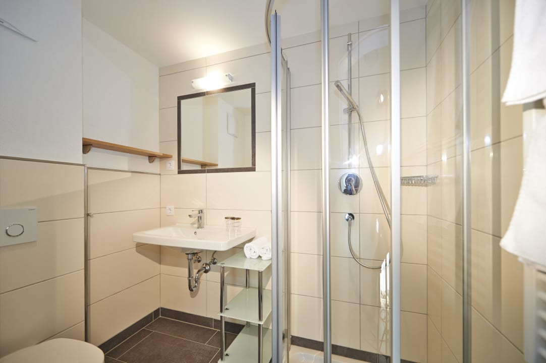 Bad mit Dusche/WC Waschbecken Apartments Weitgasser