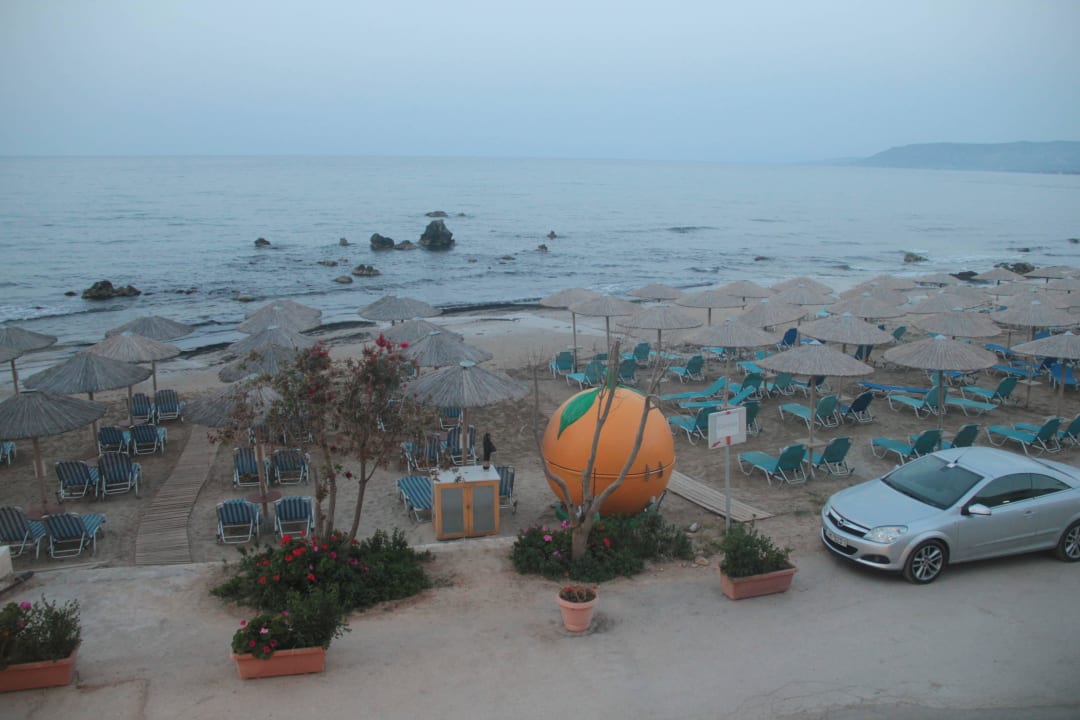 Blick vom Pool an den Strand Hotel Corissia Princess