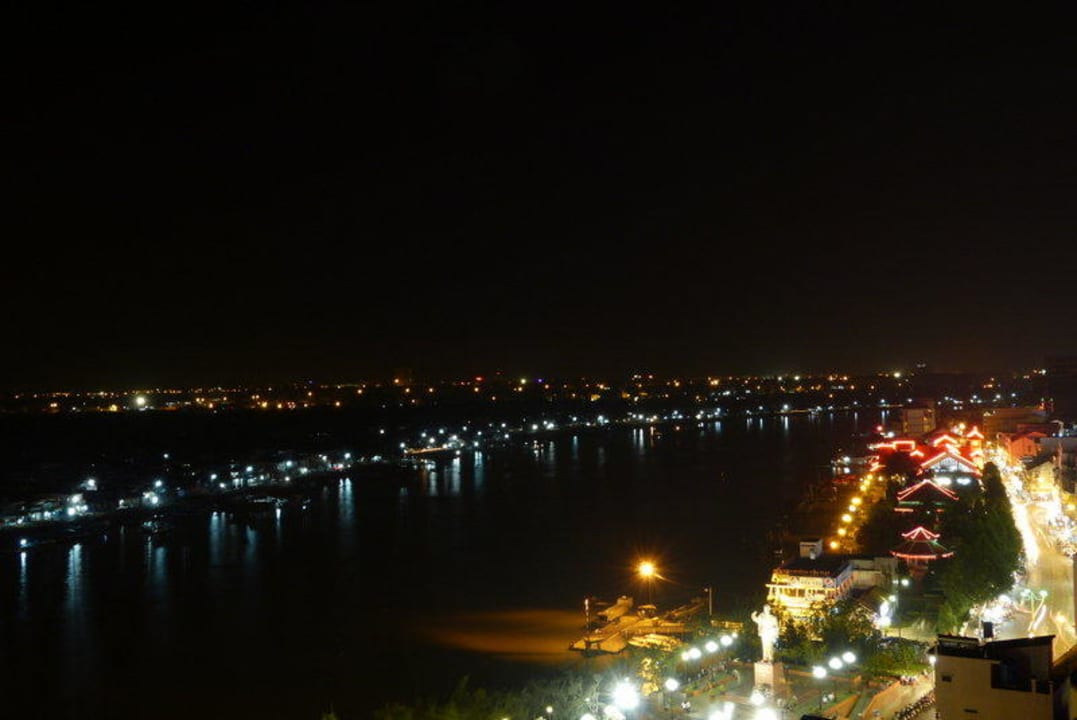 Blick von der Dachterrasse nachts Kim Tho Hotel