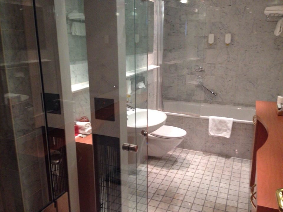 Badezimmer mit Infrarotwärmekabine H4 Hotel Residenzschloss Bayreuth