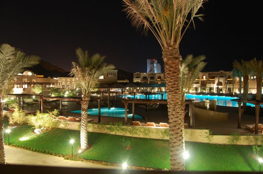 Pool bei Nacht Miramar Al Aqah Beach Resort