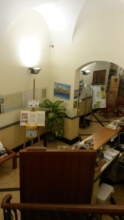 Blick von der Treppe in den Eingangsbereich Hotel Medusa