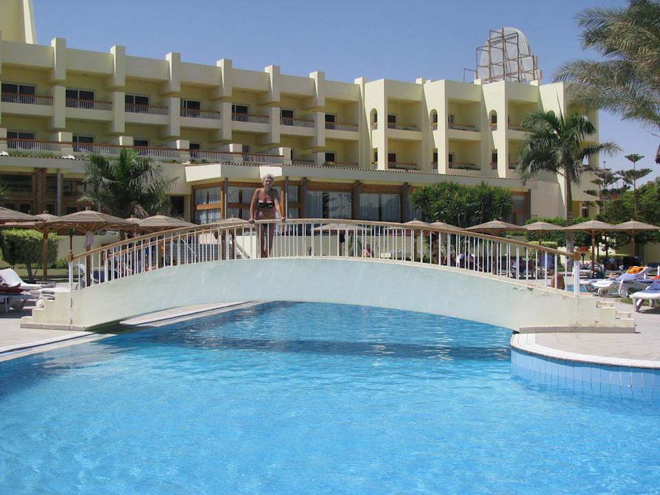 Мостик в бассейне Palm Beach Resort