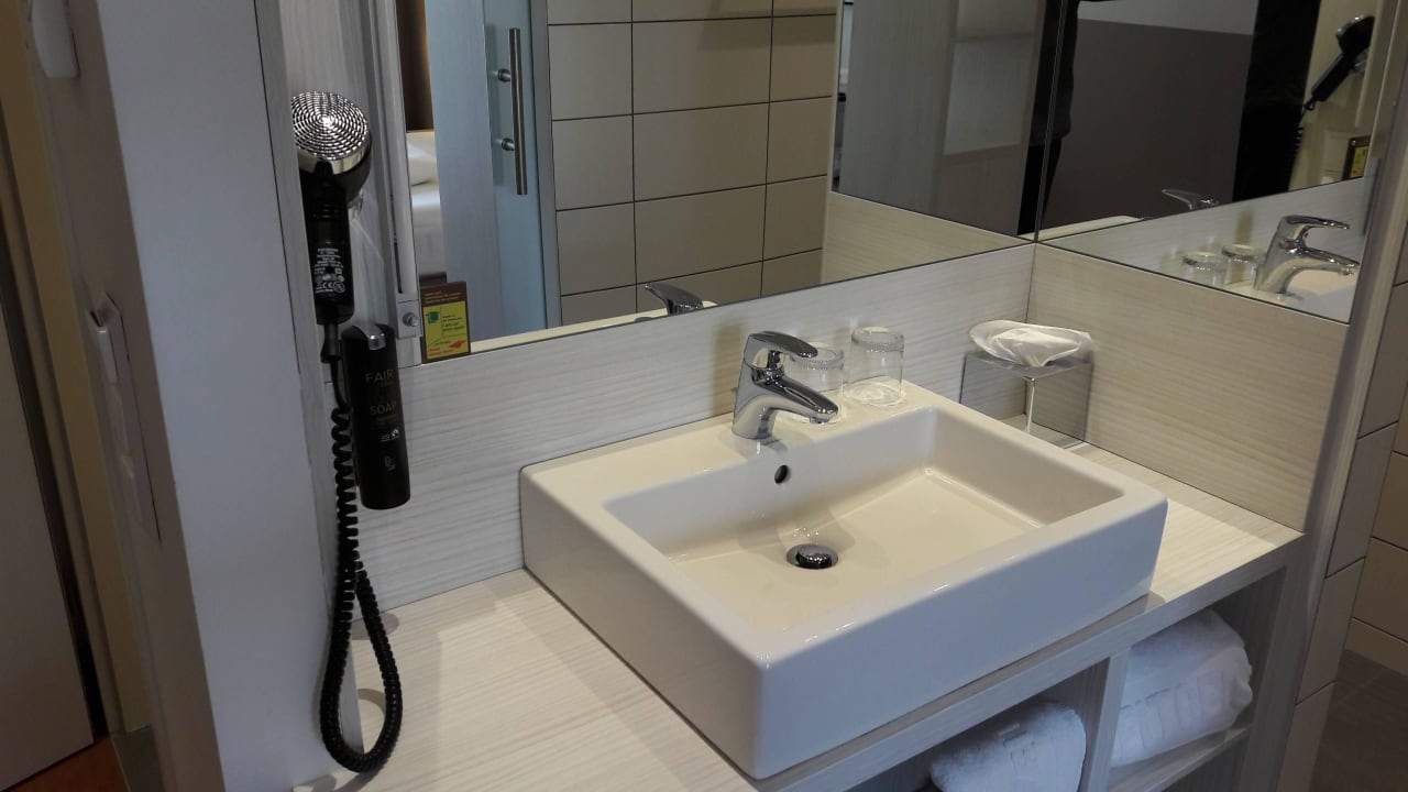 Bad/Dusche/WC. Alles tip top sauber Hotel Zeitgeist Vienna Hauptbahnhof