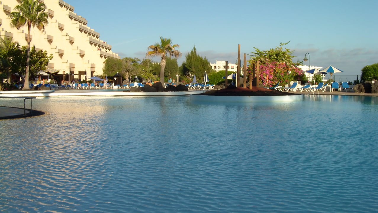 Einer der Pools mit Meerwasser Hotel Grand Teguise Playa