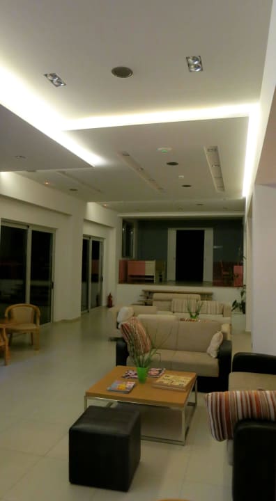 Lobby abends - Blick zum Konfernenzraum Matala Bay Hotel & Apartments