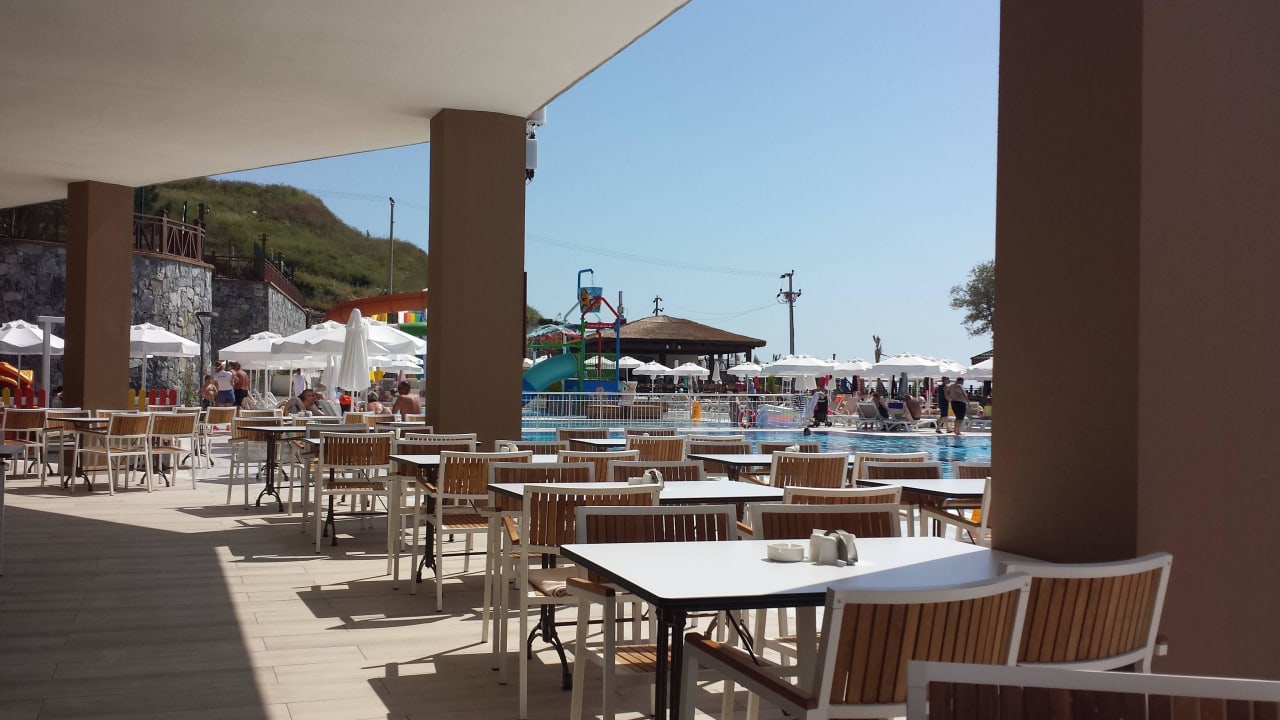 Außenrestaurant Ramada Resort Kusadasi & Golf