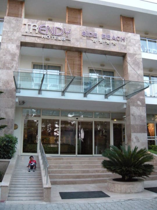 Eingang des Hotels Trendy Side Beach Hotel - Adults only