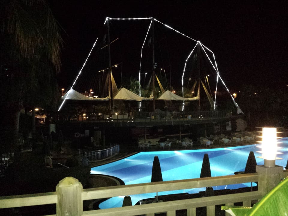 Beleuchtung am Schiff Can Garden Resort