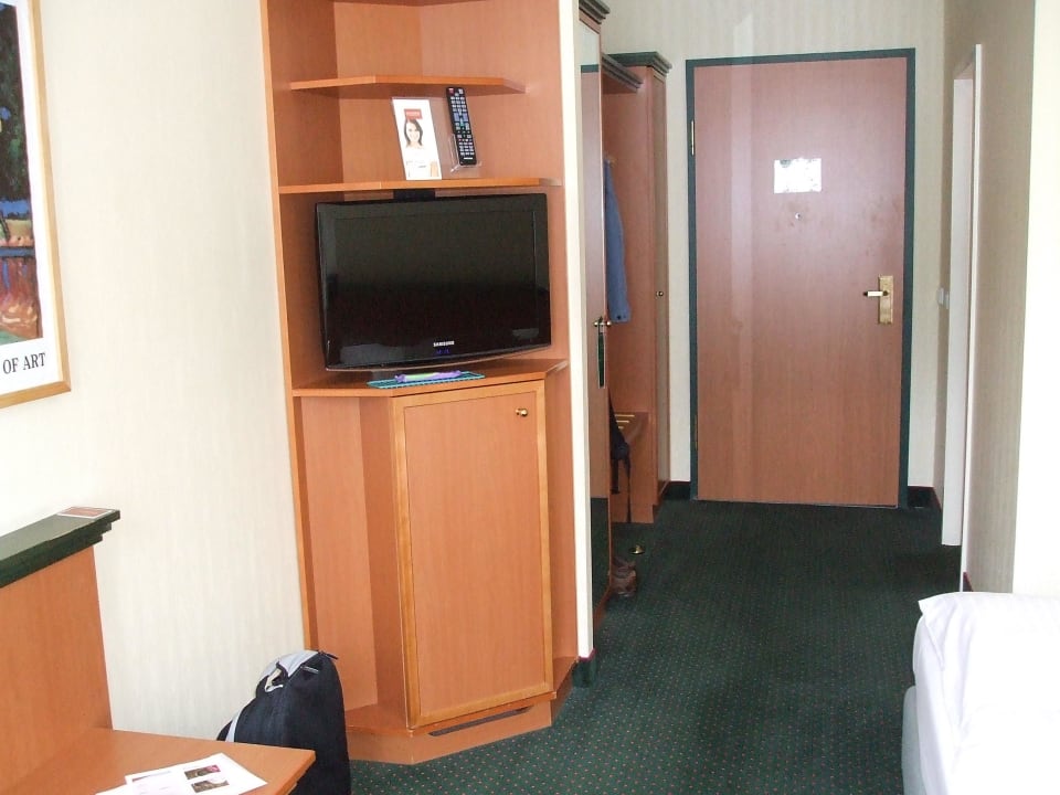 Fernseher und darunter Minibar Vienna House by Wyndham Thüringer Hof Eisenach