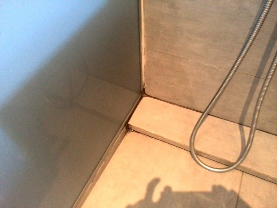 Abfluss und Fugen könnten gereinigt werden Oktober Downtown Rooms