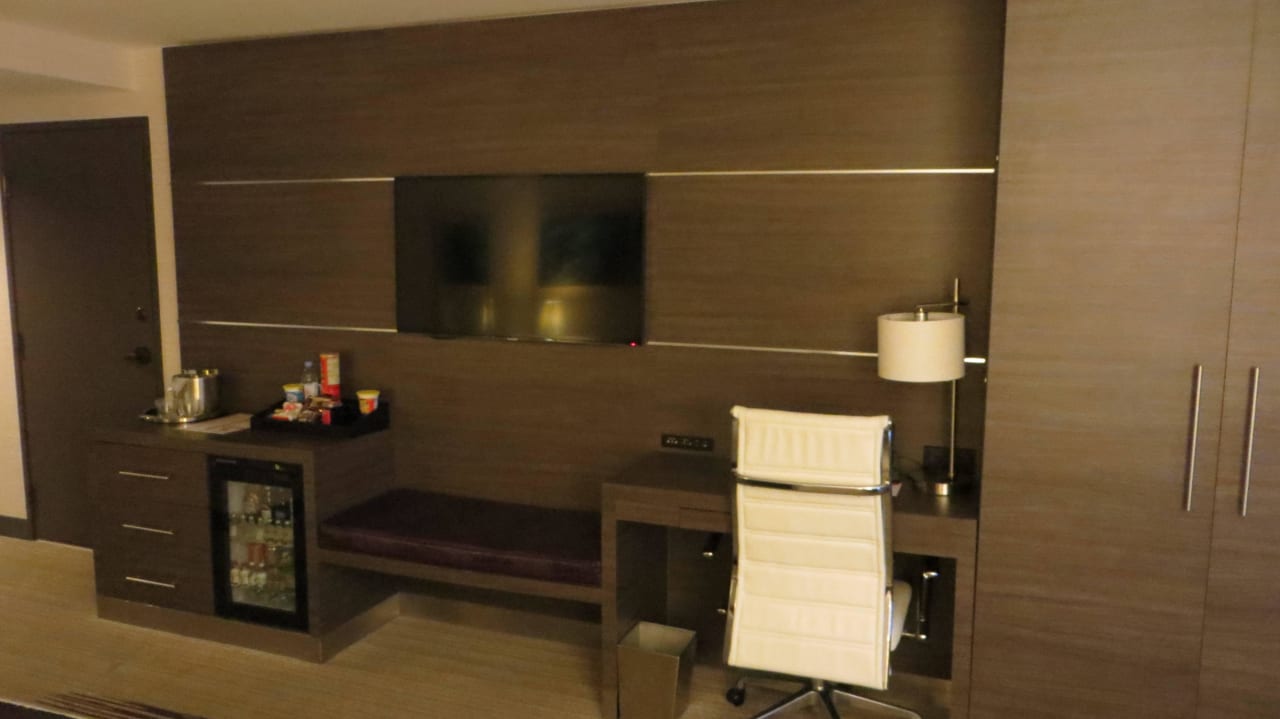 Minibar, Fernseher und Schreibtisch mit Stuhl Hotel The Palms Casino Resort