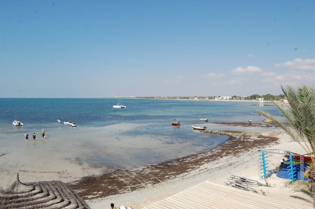 Hotelstrand rechts vom Katamaran-Steg bei Ebbe Hotel El Mouradi Djerba Menzel