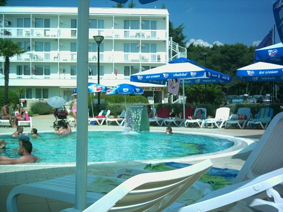 Blick auf den Pool sowie Hotel Laguna Maradiso Hotel by Aminess