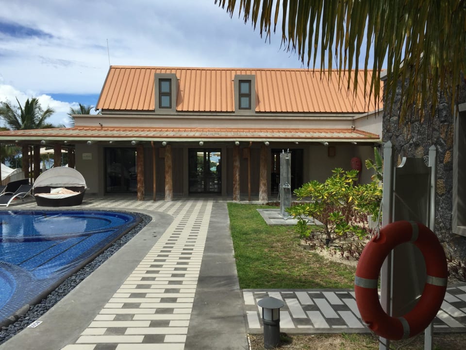 Blick auf das Pool-Restaurant und Bar Crystals Beach Resort Belle Mare, a member of Radisson Individuals