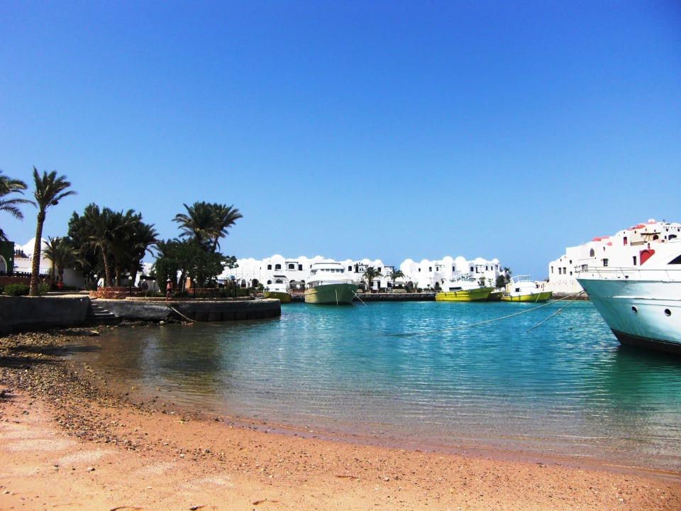 Kleiner Strand beim Hafen Arabella Azur Resort