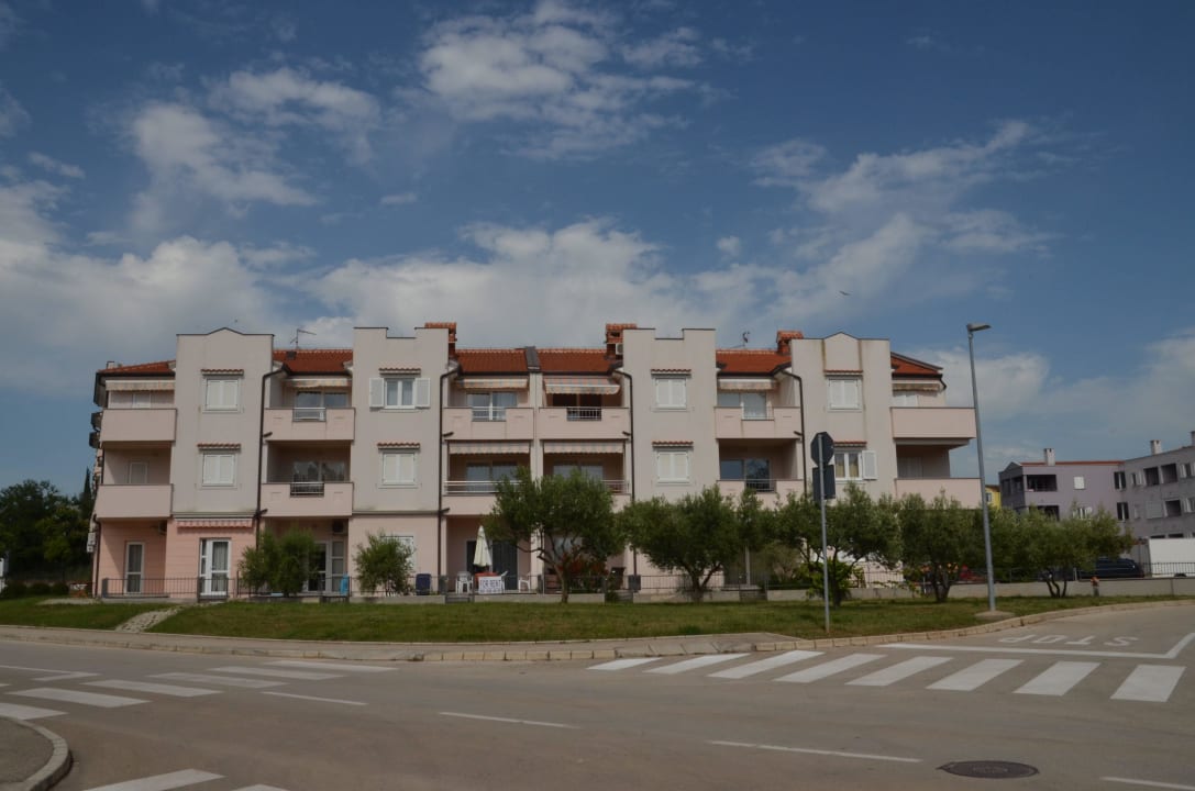 Gebäude vom Parkplatz Apartment Lidia