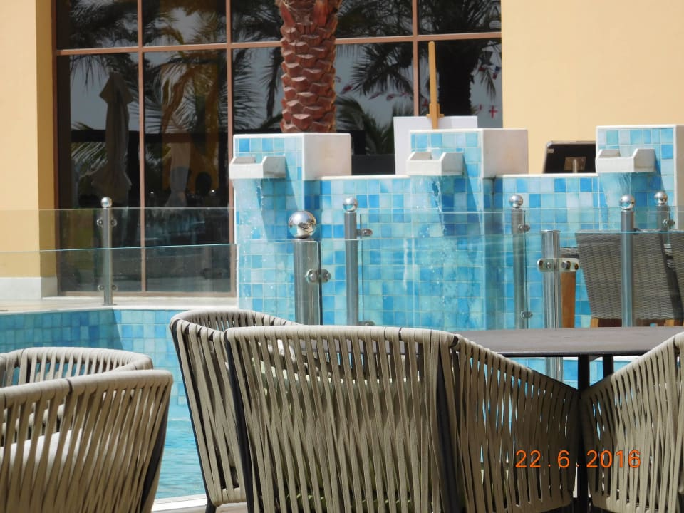 Sitzecke am Pool DoubleTree by Hilton Resort & Spa Marjan Island