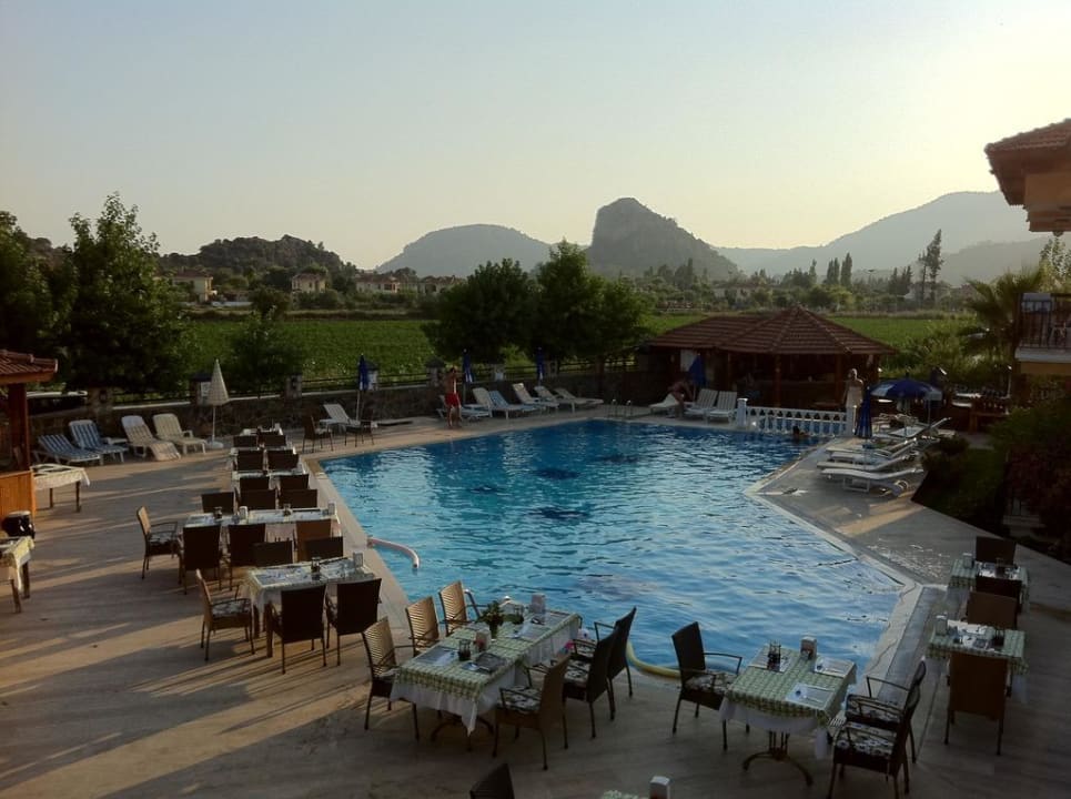 Abendessen am Pool Dalyan Basar Hotel