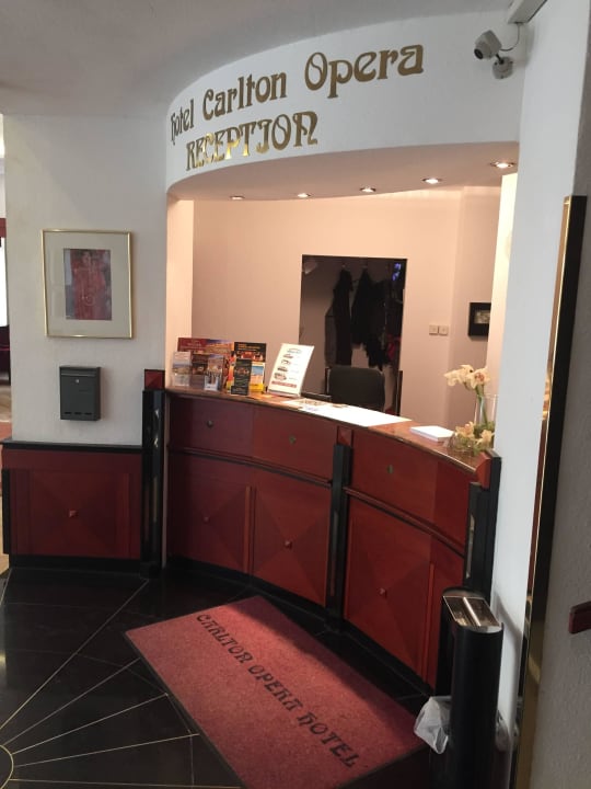 Rezeption Carlton Opera Hotel