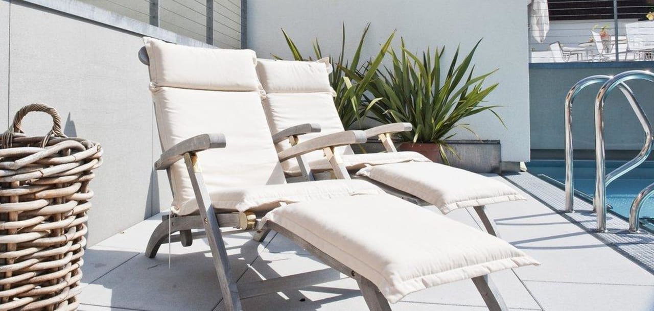 Liegen am Aussenpool Walch's Rote Wand Gourmet Hotel