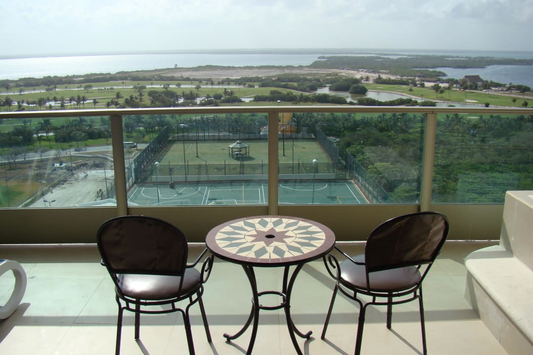 Taras i widok na lagunę Seadust Cancun Family Resort