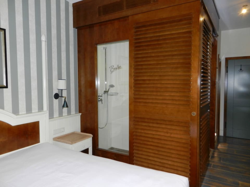 Dusche mit Glaswand Hotel Bell Rock Europa-Park