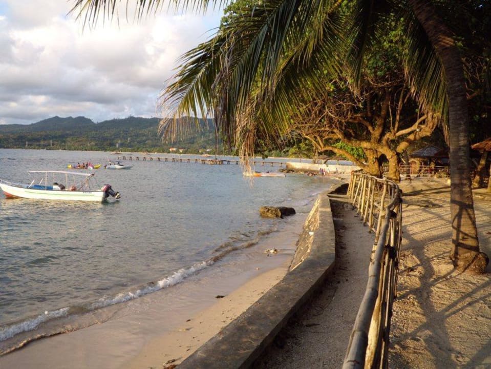 Winziger Strand vor dem eingezäunten Hotel Mutiara Carita Cottages