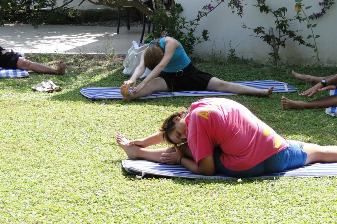 10:00 Stretsching Caravia Beach Hotel