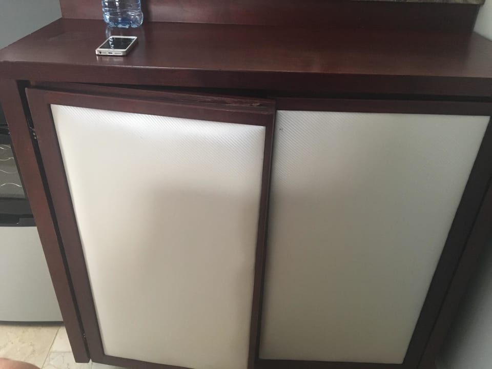 Defekte Schranktür Hotel Grand Palladium Palace Resort, Spa & Casino