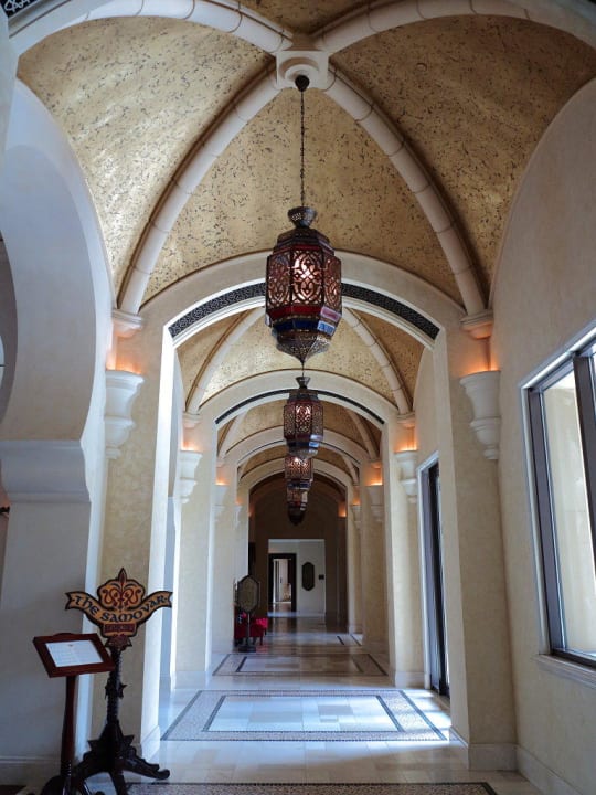 Korridor, links Eingang zur Samowar-Lounge Arabian Court at One&Only Royal Mirage