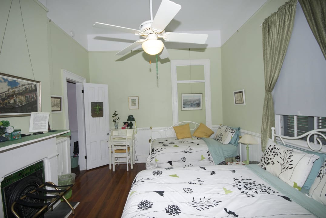 Green Room Hotel The Burgundy Bed and Breakfast